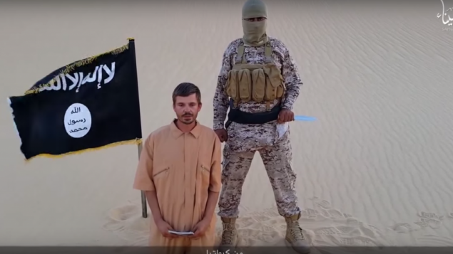 الرهينة الكرواتي توميسلاف سالوبك المحتجز لدى الفرع المصري لتنظيم الدولة الإسلامية بفيديو نشره التنظيم يهدد باعدامه اذا لا تطلق الحكومة سراح "مسلمات" (screen capture: YouTube)