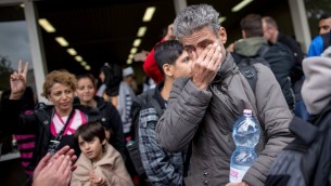 لاجئ يبكي عند وصوله إلى محطة القطارات الرئيسية في دورتموند، غرب ألمانيا، في 6 سبتمبر، 2015. (AFP PHOTO / DPA / MAJA HITIJ   GERMANY OUT )