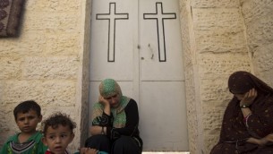 صورة توضيحية لنساء امام كنيسة ارثوذكسية (AFP PHOTO / MAHMUD HAMS)