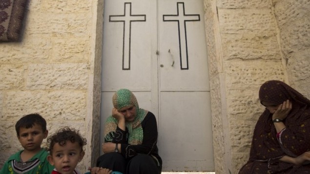 صورة توضيحية لنساء امام كنيسة ارثوذكسية (AFP PHOTO / MAHMUD HAMS) صورة توضيحية لنساء امام كنيسة ارثوذكسية (AFP PHOTO / MAHMUD HAMS)