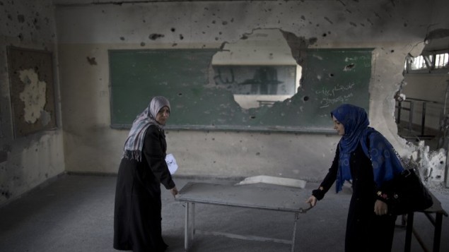 معلمات فلسطينيات في مدرسة حكومية في مدينة غزة، 13 سبتمبر 2014 (AFP/Mahmud Hams)
