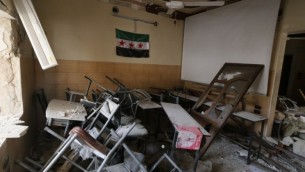 علم المعارضة داخل غرفة في مدرسة مدمرة في مدينة حلب السورية، 3 مايو 2015 (AFP PHOTO / BARAA AL-HALABI)
