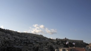 اعلام اسرائيلية فوق منزل عائلة ابو سنينة الفلسطينية الذي استولى عليه مستوطنون يهود في حي سلوان في القدس الشرقية، 30 اغسطس 2015 (AFP/Ahmad Gharabli)