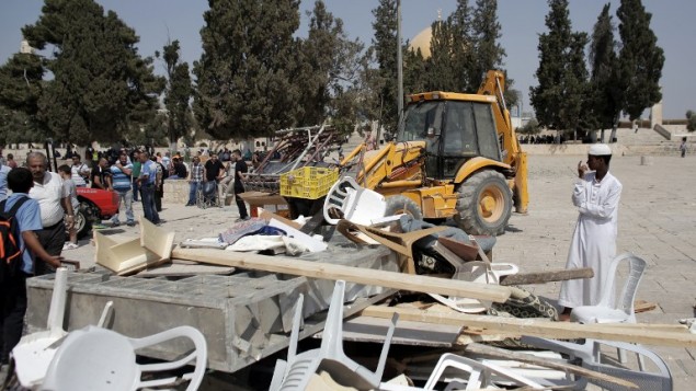 فلسطينيون يخلون الحطام امام مدخل المسجد الاقصى في القدس بعد مواجهات مع الشرطة الإسرائيلية، 15 سبتمبر 2015 (AFP PHOTO/AHMAD GHARABLI)