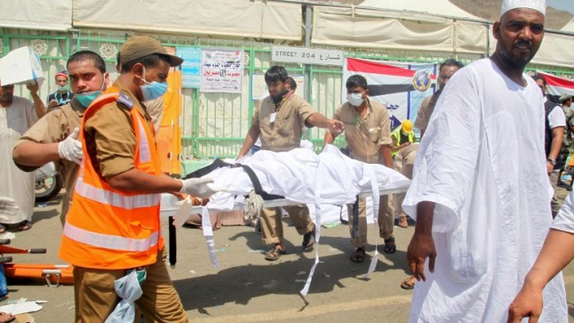 عمال طوارئ سعوديون ينقلون جثة من موقع حادثة التدافع التي راح ضحيتها أكثر من 700 شخص في منى، القريبة من مدينة مكة المكرمة، خلال موسم الحج السنوى في السعودية، 24 سبتمبر، 2015. (AFP PHOTO / STR)