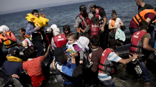 توضيحية: مهاجرون سوريون يصلون شواطئ اليونان، 11 سبتمبر 2015 (ANGELOS TZORTZINIS / AFP)