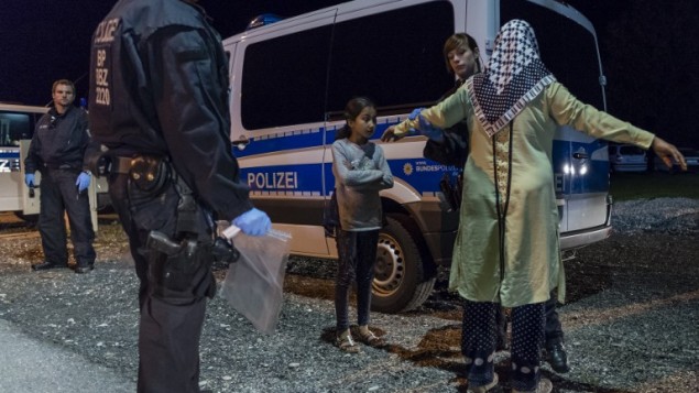 شرطية توقف لاجئة وابنتها على الحدود النمساوية الالمانيةـ 14 سبتمبر 2015 (GUENTER SCHIFFMANN / AFP)