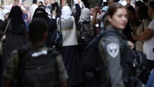 نساء فلسطينيات يهتفن شعارات بوجه قوات الامن الاسرائيلية التي تعرقل الدخول الى الحرم القدسي في البلدة القديمة، القدس 15 سبتمبر 2015 AFP/Thomas Coex