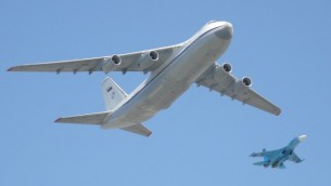 طاشرة أنتونوف روسية من طراز An-124 "كوندور"، وإلى جانبها طائرة مقاتلة من طراز "سوخوي سو-27". (CC BY-SA, Flickr Dmitry Terekhov)