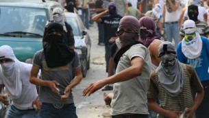 صورة توضيحية: شبان عرب يلقون الحجارة باتجاه قوات الأمن الإسرائيلية خلال إشتباكات في القدس الشرقية.  (Kobi Gideon/Flash90)