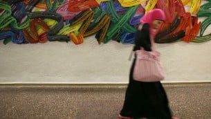 صورة توضيحية - طالبة عربية تمر امام لوحة فنية ملونة معلقة في الجامعة العبرية في القدس، 2009 (Miriam Alster/FLASH90)