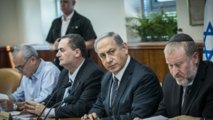 رئيس الوزراء بينيامين نتنياهو في جلسة للحكومة في القدس في 6 سبتمبر، 2015. (Ohad Zwigenberg/POOL)