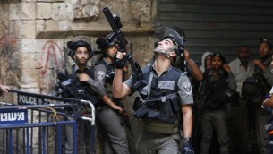 شرطي اسرائيلي خلال مواجهات في البلدة القديمة في القدس، 15 سبتمبر 2015 (Flash90)