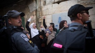 نساء فلسطينيات من مجموعة  المرابطات خلال تظاهرة ضد الشرطة  في البلدة القديمة في القدس، 17 سبتمبر، 2015. (Miriam Alster/Flash90)