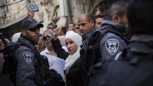 متظاهرات فلسطينيات في إحتجاج ضد منعهن من قبل الشرطة دخول المسجد الأقصى في البلدة القديمة في القدس، 22 سبتبمر، 2015. (Hadas Parush/Flash90)