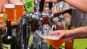 صورة توضيحية لصب البيرة (Courtesy Beer Bazaar)