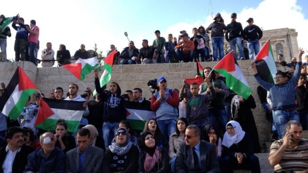 فلسطينيون ينشدون أناشيد وطنية بالقرب من باب العامود في البلدة القديمة بمدينة القدس في ’يوم الأرض’، 30 مارس، 2015. (Elhanan Miller) فلسطينيون ينشدون أناشيد وطنية بالقرب من باب العامود في البلدة القديمة بمدينة القدس في ’يوم الأرض’، 30 مارس، 2015. (Elhanan Miller)