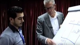 متخصص حالات الصدمة يان أندريا خلال ورشة عمل في غزة عام 2013 (screen grab: YouTube)