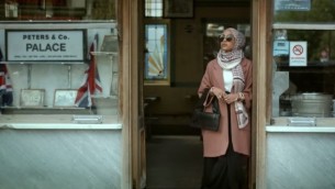 عارضة الأزياء المسلمة ماريا الإدريس خلال ظهورها في الحملة الإعلانية لشبكة H&M لأزياء خريف 2015. (لقطة شاشة: YouTube via H&M)