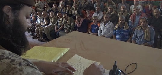 عناصر تنظيم ’الدولة الإسلامية’ يجبرون المسيحيين في مدينة ’القريتين’ السورية على التوقيع على عقد لغير المسلمين، في صورة تم نشرها في 3 سبتبمر، 2015. ( MEMRI) عناصر تنظيم ’الدولة الإسلامية’ يجبرون المسيحيين في مدينة ’القريتين’ السورية على التوقيع على عقد لغير المسلمين، في صورة تم نشرها في 3 سبتبمر، 2015. ( MEMRI)