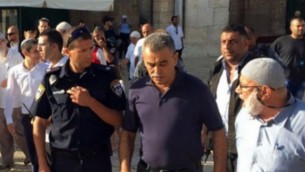 عضو الكنيست جمال زحالقة (في الوسط) في الحرم القدسي بالبلدة القديمة في مدينة القدس الثلاثاء، 29 سبتمبر، 2015. (القائمة المشتركة)