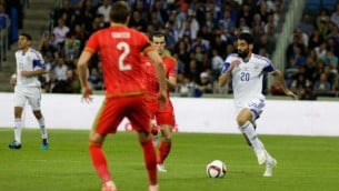 عومري بن هاروش، لاعب المنتخب الإسرائيلي، خلال مباراة بين منتخبي إسرائيل وويلز ضمن التصفيات المؤهلة لبطولة الأمم الأوروبية لكرة القدم 2016 في ملعب ’سامي عوفر’ في حيفا، 28 مارس، 2015. (Flash90)