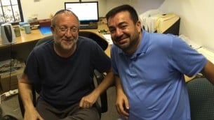 يوسي كلاين هليفي (من اليسار) والإمام عبد الله عنتبلي، في مكتب هليفي في معهد "هارتمان" (DH / Times of Israel staff)