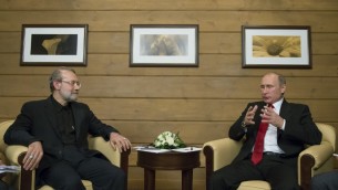 الرئيس الروسي فلاديمير بوتين يلتقي برئيس مجلس الشورى الإيراني علي لاريجاني في سوشي، 22 اكتوبر 2015 (ALEXANDER ZEMLIANICHENKO / POOL / AFP)
