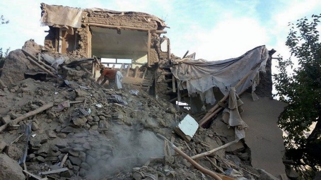 رجل افغاني يبحث بين انقاض منزل مدمر بعد زلزال بقوة 7,5 درجة، 26 اكتوبر 2015 (STR / AFP) رجل افغاني يبحث بين انقاض منزل مدمر بعد زلزال بقوة 7,5 درجة، 26 اكتوبر 2015 (STR / AFP)