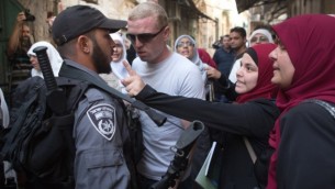 نساء فلسطينيات في مواجهة مع رجال شرطة إسرائيليين خلال تظاهرة إحتجاجية ضد زيارة مجموعات يهودية للحرم القدسي الذي يضم المسجد الأقصى في القدس، 16 سبتمبر، 2015. (AFP/MENAHEM KAHANA)
