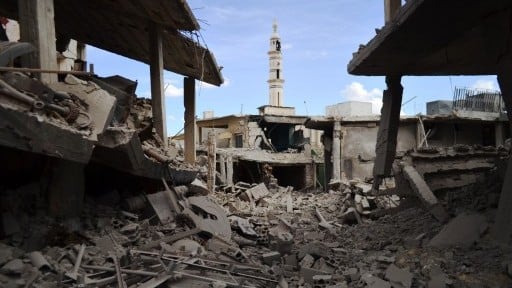 الحطام في بلدة تلبيسة في محافظة حمص في سوريا بعد غارة روسية في المنطقة، 30 سبتمبر 2015 (MAHMOUD TAHA / AFP) الحطام في بلدة تلبيسة في محافظة حمص في سوريا بعد غارة روسية في المنطقة، 30 سبتمبر 2015 (MAHMOUD TAHA / AFP)