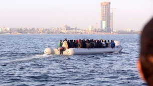 قارب مطاطي مقابل سواحل ليبيا يحمل مهاجرين غير شرعيين متجهين الى اوروبا، 5 اكتوبر 2015 (MAHMUD TURKIA / AFP)