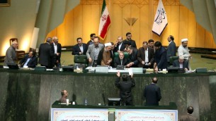 رئيس مجلس الشورى الإيراني علي لاريجاني يستمع الى نائب خلال جلسة تصويت حول الاتفاق النووي الموقع مع الدول الكبرى، 13 اكتوبر 2015 (MEGHDAD MADADI / TASNIM / AFP)