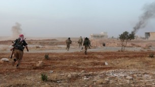 مقاتلين من فصائل المعارضة السورية اثناء مواجهات مع قوات النظام السوري بضواحي مدينة حلب السورية، 17 اكتوبر 2015 (THAER MOHAMMED / AFP)