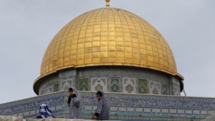 فتيات فلسطينيات يجلسن أمام قبة الصخرة في الحرم القدسي، 23 أكتوبر، 2015. (AFP/AHMAD GHARABLI)
