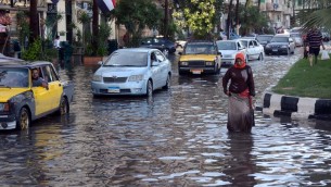 شوارع الإسكندرية المغمورة بالمياه بعد سقوط امطار غزيرة، 25 اكتوبر 2015 (STR / AFP)