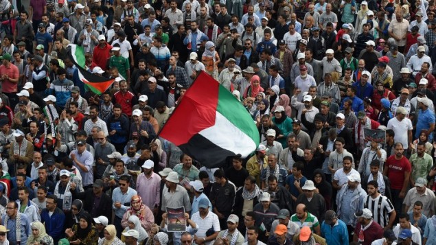 الالاف يتظاهرون في الدار البيضاء في المغرب تضامنا مع الفلسطينيين، 25 أكتوبر 2015 (FADEL SENNA / AFP)