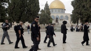 يهود متشددون يزورون الحرم القدسي تحت حماية الشرطة الإسرائيلية، 27 اكتوبر 2015 (AFP PHOTO/AHMAD GHARABLI)