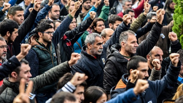 المشاركون بتشييع جثمان ديلك دوغان يرفعون أيديهم في إسطنبول، 26 أكتوبر 2015 (OZAN KOSE / AFP)