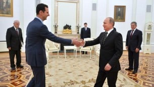 الرئيس الروسي فلاديمير بوتين يرحب بالرئيس السوري بشار الأسد في الكرملين في موسكو، 20 اكتوبر 2015 (ALEXEY DRUZHININ / RIA NOVOSTI / AFP)