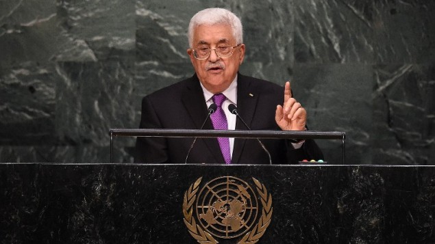 رئيس السلطة الفلسطينية محمود عباس خلال خطابه امام الجمعية العامة للأمم المتحدة في نيويورك، 30 سبتمبر 2015 (JEWEL SAMAD / AFP)