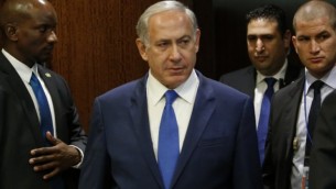 رئيس الوزراء الإسرائيلي بينيامين نتنياهو يصل للقاء مع الأمين العام للأمم المتحدة بان كي مون خلال الدورة ال70 للجمعية العامة للأم المتحدة في مقر الأمم المتحدة في مدينة نيويورك، 1 أكتوبر، 2015. (AFP/Kena Betancur)