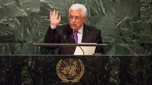 رئيس السلطة الفلسطينية محمود عباس خلال خطابه امام الجمعية العامة للأمم المتحدة في نيويورك، 30 سبتمبر 2015 (Andrew Burton/Getty Images/AFP)