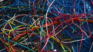 صورة توضيحية لكوابل مقطوعة (CC BY darkday, Flickr)