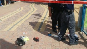 الشرطة الإسرائيلية في موقع الهجوم الذي قام به رجل يهودي بطعن عربي في مدينة ديمونا جنوب إسرائيل، يوم الجمعة، 9 أكتوبر، 2014. ثلاثة عرب آخرين أُصيبوا في الهجوم. (شرطة ديمونا)