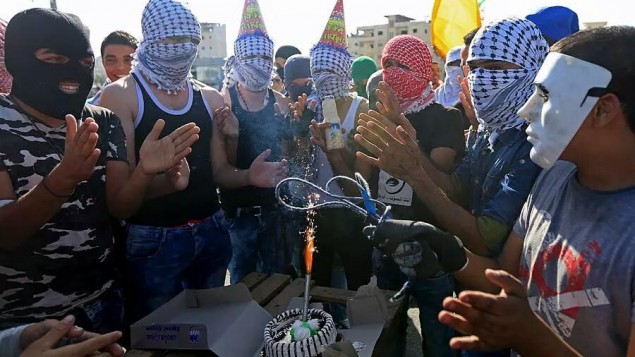 متظاهرون فلسطينيون يحتفلون بعيد ميلاد صديق اثناء مظاهرة (Twitter)
