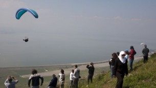 أشخاص خلال مشاهدة مظلي في هضبة الجولان، 2009. (صورة توضيحية: Matanya Tausig/Flash 90)
