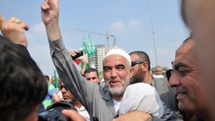 الشيخ رائد صلاح، رئيس الجناح الشمالي للحركة الإسلامية في إسرائيل، خارج سجن الرملة بالقرب من تل أبيب في 2010. ( Yossi Zeliger/Flash 90)