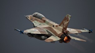 طائرة اف-16 تابعة لسلاح الجو الإسرائيلي خلال إقلاعها، 28 يونيو، 2010. (Ofer Zidon/Flash90)