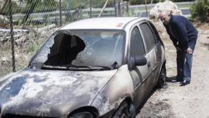 صورة توضيحية لمركبة يشتبه بأنه تم حرقها على يد مستوطنين إسرائيليين في هجوم ’دفع ثمن’، يونيو 2013. (Yonatan Sindel/Flash90)